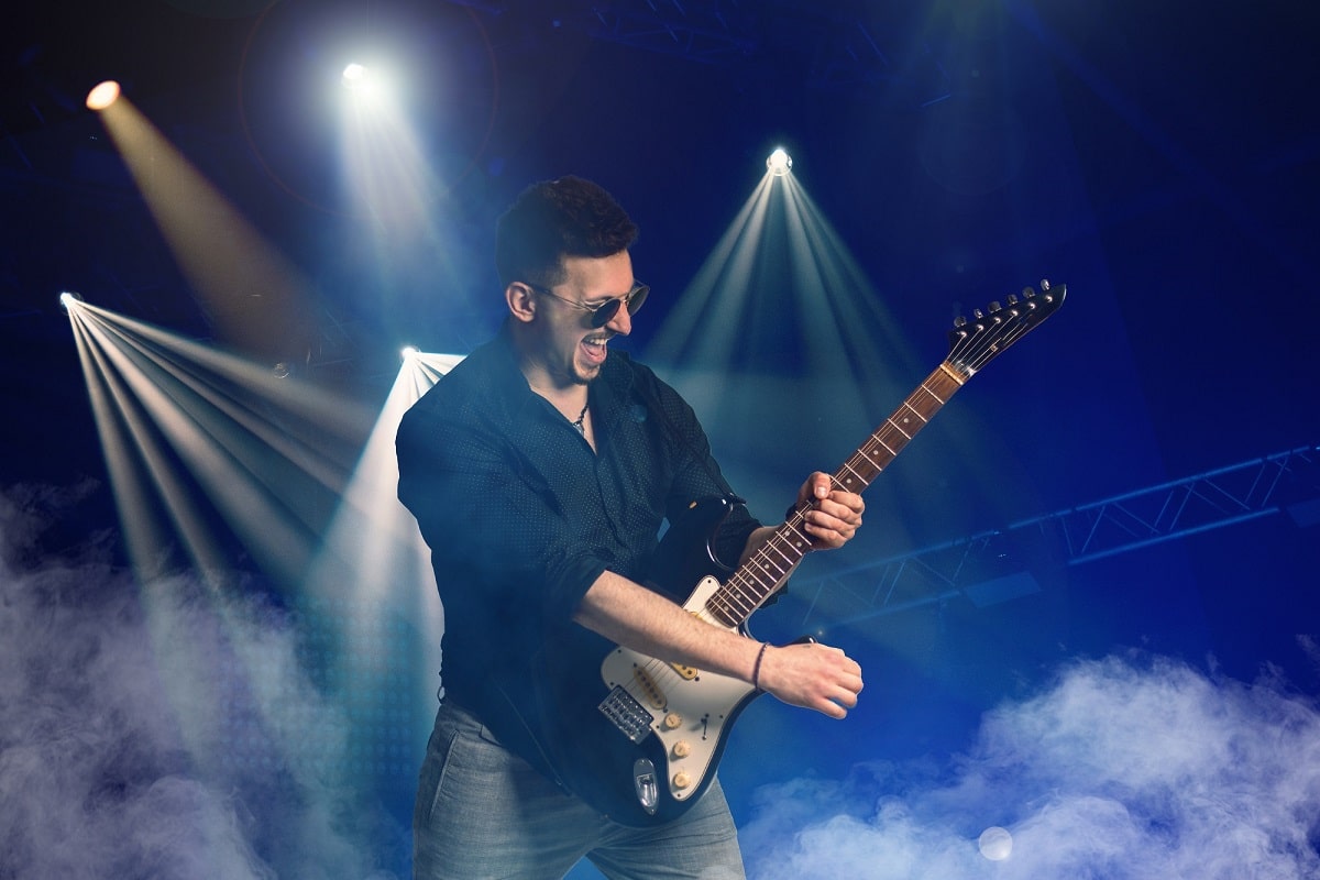 Nino Hrustemović bio je gitarista u bendu Dragane Mirković, a sada snima muzičke obrade, publiku možda iznenadi i duetom