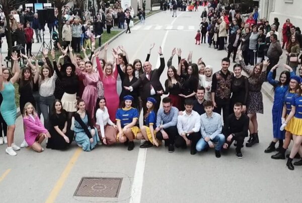 (video) mart u znaku zajedništva u travniku