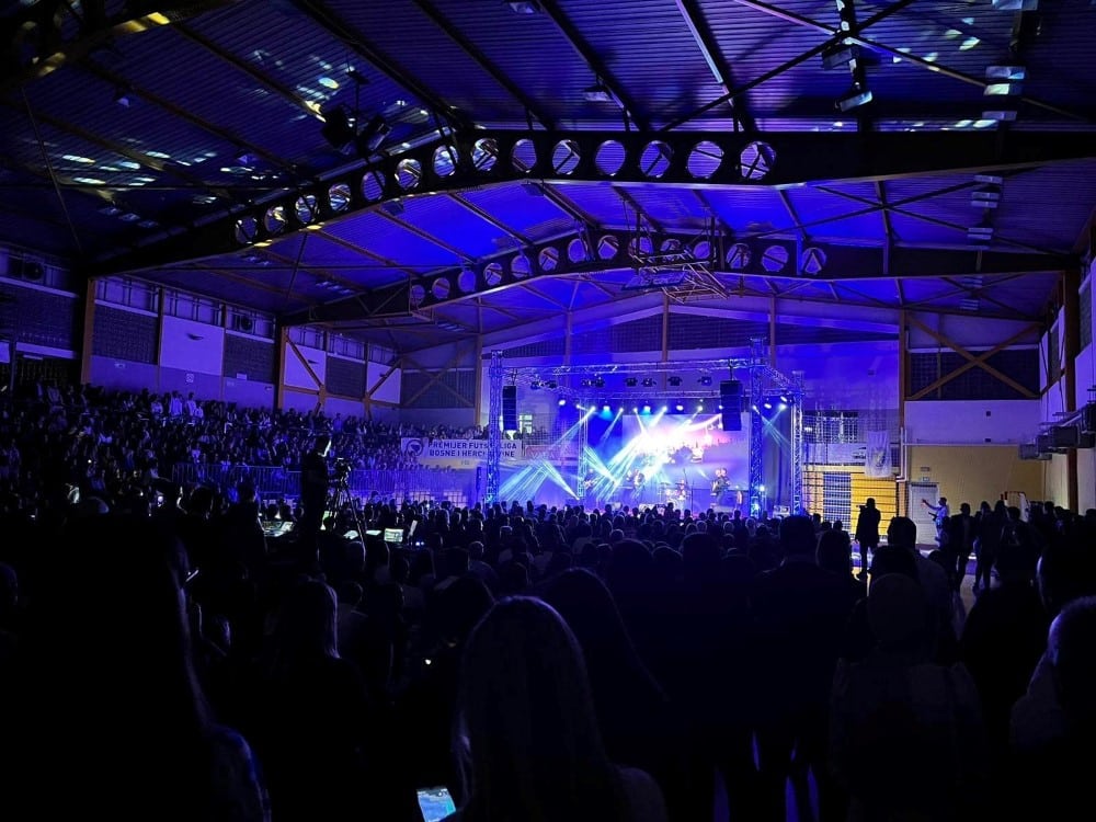 veliki bajramski koncert enesa begovića u prepunoj dvorani sjeverni logor u mostaru
