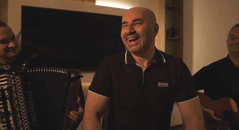 Kemal Hasić predstavlja cover svoje pjesme – “Sjeti se” (V1DEO)
